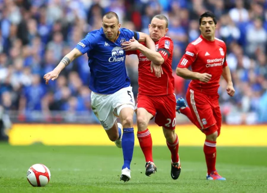John Heitinga dalam pertandingan Liverpool kontra Everton dalam derbi Merseyside pada tahun 2012 (getty)