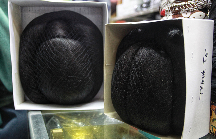 Konde atau sanggul gaya Jogja dan Solo yang dijual di Pasar Beringharjo, Kota Jogja
