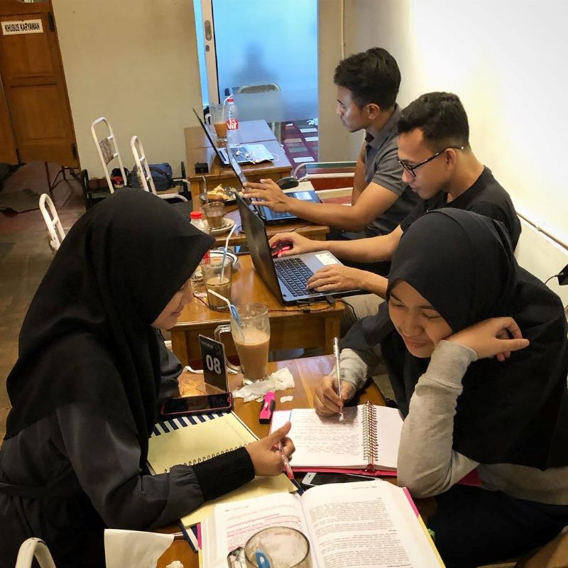 Nogkrong ngerjain skripsi sembari ngopi.