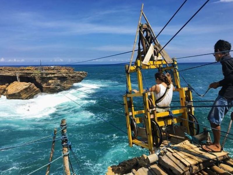 Menelusuri Sejarah Gondola Pantai Timang di Kabupaten Gunungkidul, Yogyakarta. Judul:&nbsp;