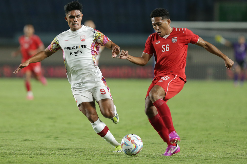 Ramadhan Sananta (putih) mencoba merebut bola dari pemain Borneo FC (merah) dalam laga Piala Presiden 2024 (pialapresiden.id)