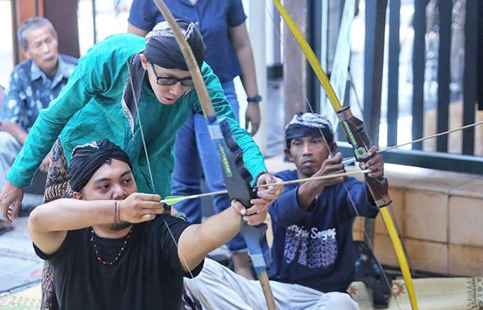 WARISAN BUDAYA: Jemparingan menjadi bagian dari atraksi wisata dan seni yang berlangsung di kawasan Heritage Grha Keris Langenastran, Yogyakarta, kemarin (20/7).