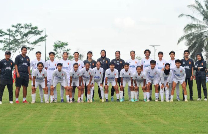 PERCAYA DIRI: Para pemain tim sepak bola putri DIY terus menempa diri jelang berlaga di Pekan Olahraga Nasional (PON) XXI Aceh-Sumut 2024 mendatang.Dokumen Nopendi untuk Radar Jogja&nbsp;