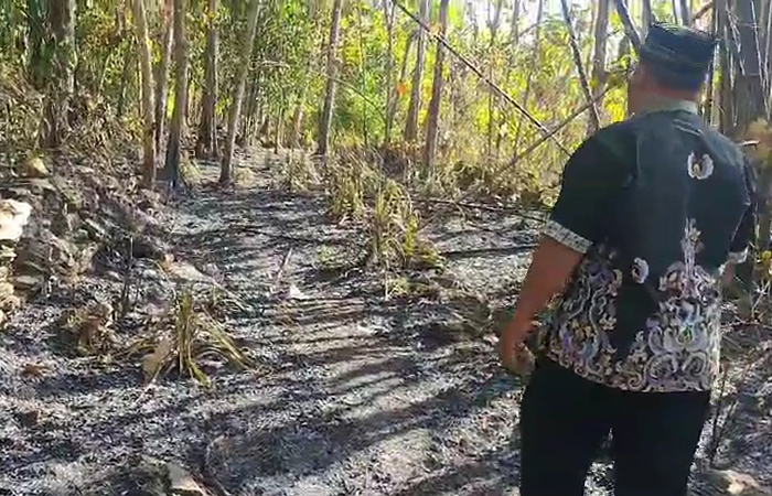 TUNJUK: Warga menunjukkan bekas lokasi terbakarnya korban.ANOM BAGASKORO/RADAR JOGJA