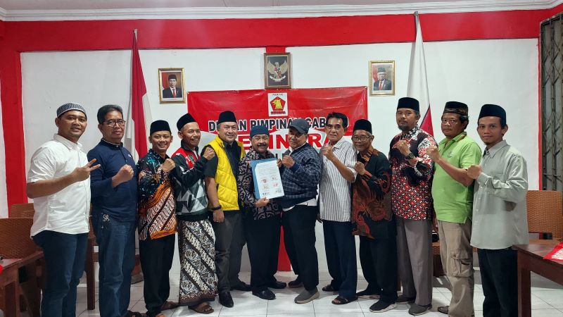 KOALISI: Perwakilan 6 partai menandatangani kesepakaatan koalisi.
