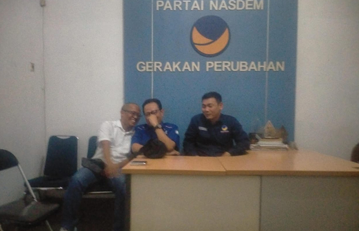 SINYAL KUAT: Sri Widya Supena (kiri) membisiki ke Hero Poerwadi disaksikan Sigit Wicaksono usai pertemuan di kantor DPD Partai NasDem Kota Jogja.
