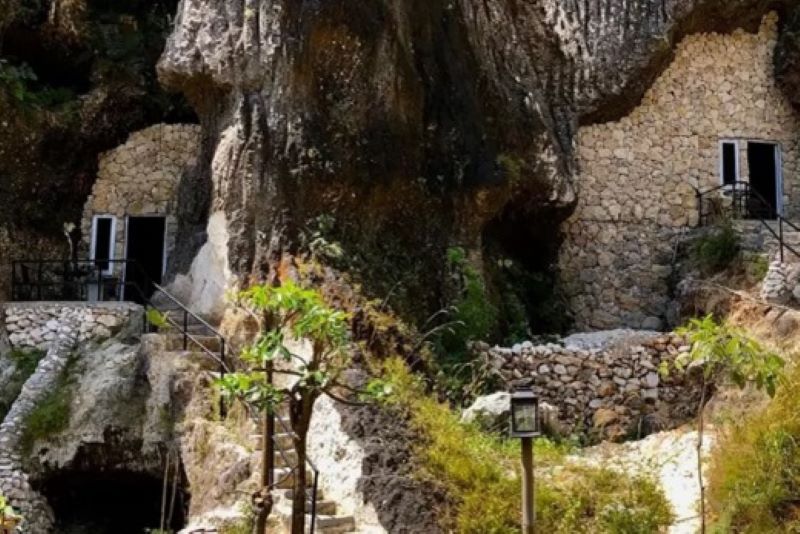 Pengalaman makan dan menginap dalam gua di Paleo Stone Age