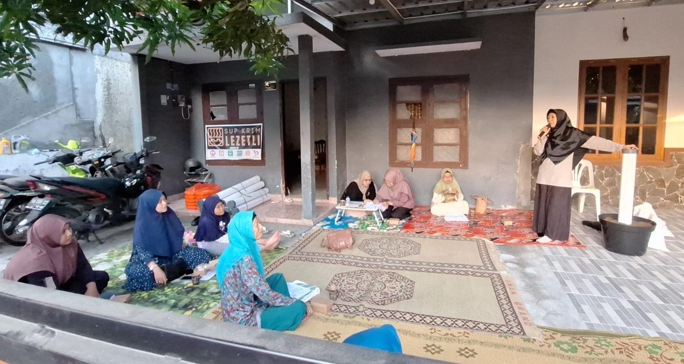 MANFAAT - Ibu-ibu dasa wisma warga Kampung Karanganyar, Brontokusuman, Jogja belajar membuat losida bersama PkM UMBY belum lama ini  (Doc UMBY untuk Radar Jogja)