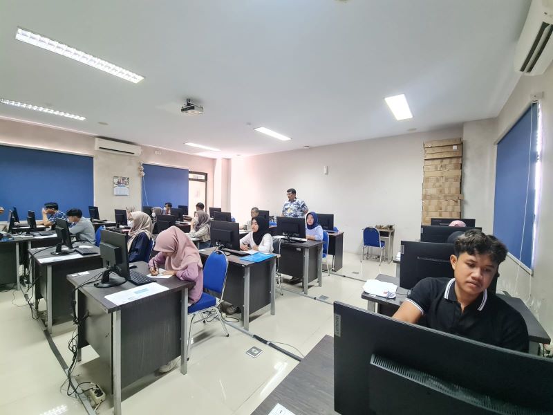 FOKUS: Para peserta SMUT Untidar mengikuti tes di masing-masing ruang yang telah disediakan.