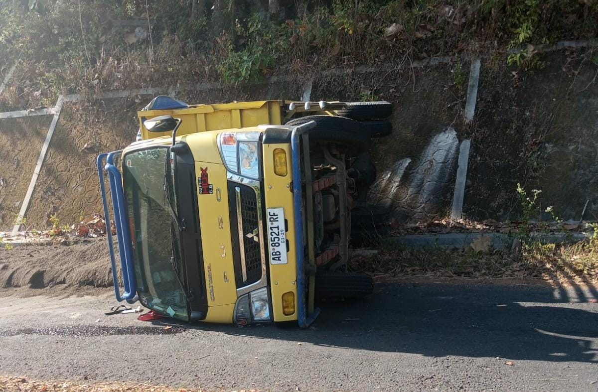 Truk bermuatan pasir terbalik di Tanjakan Randu Alas Mongkrong, Kalurahan Sampang, Gedangsari Gunungkidul, Minggu (21/7) pagi.