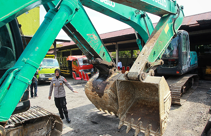 Pihak Dirreskrimsus Polda DIJ dan Dinas PUP ESDM DIJ menggelar rilis kasus penambangan pasir ilegal di Serut, Gedangsari, Kabupaten Gunungkidul, dengan menunjukkan sejumlah barang bukti.
