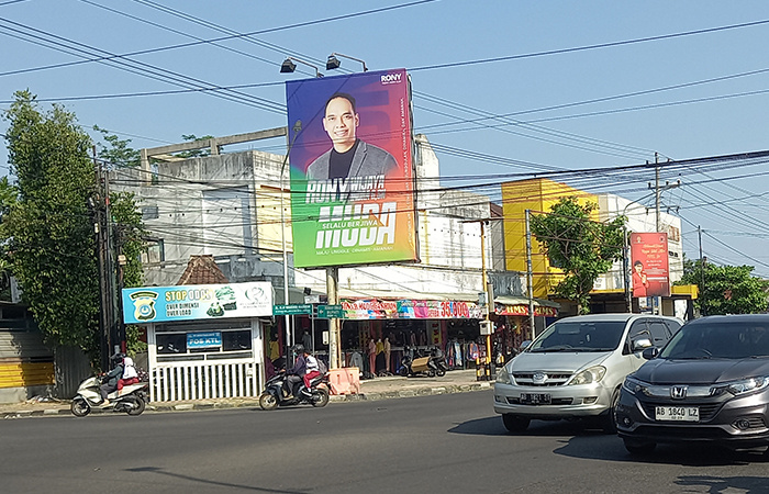 TARGET 23 ITIK: Baliho Ketua Partai Demokrat Bantul Rony Wijaya untuk menyemarakkan Pilkada 2024 di Bantul.KHAIRUL MAARIF/RADAR JOGJA