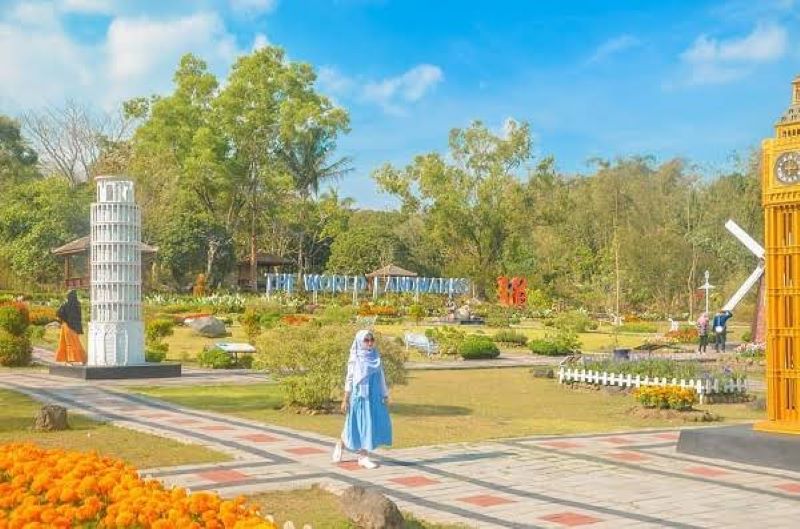 Foto menjadi lebih keren dengan background miniatur landmark.
