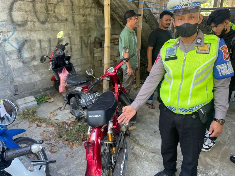 Kepolisian menindak pelanggar yang terjaring razia Operasi Patuh Progo 2024 di Kabupaten Gunungkidul, Senin (22/7).