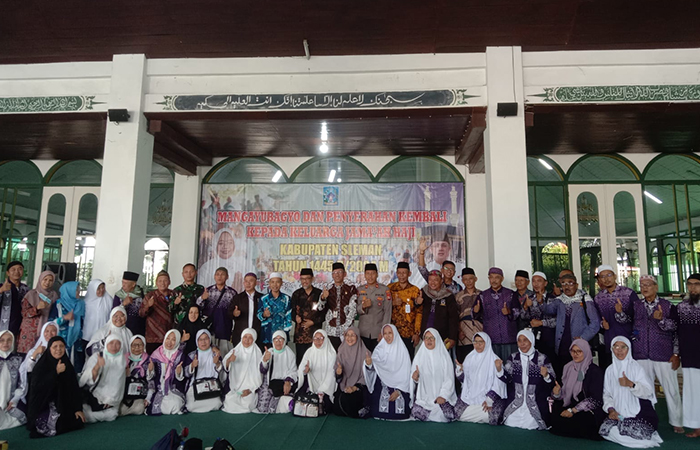 TERAKHIR: Jemaah haji kloter 100 yang menjadi rombongan terakhir di Kabupaten Sleman yang tiba Senin (22/7).Delima Purnamasari/Radar Jogja
