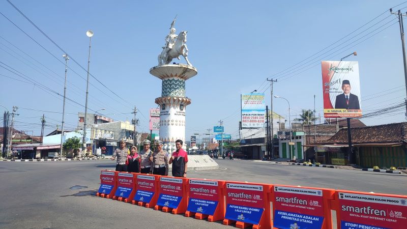 Tambahan pembatas jalan ini diharapkan dapat mendukung keamanan masyarakat yang melintas serta mengurangi potensi laka lantas di Kulon Progo