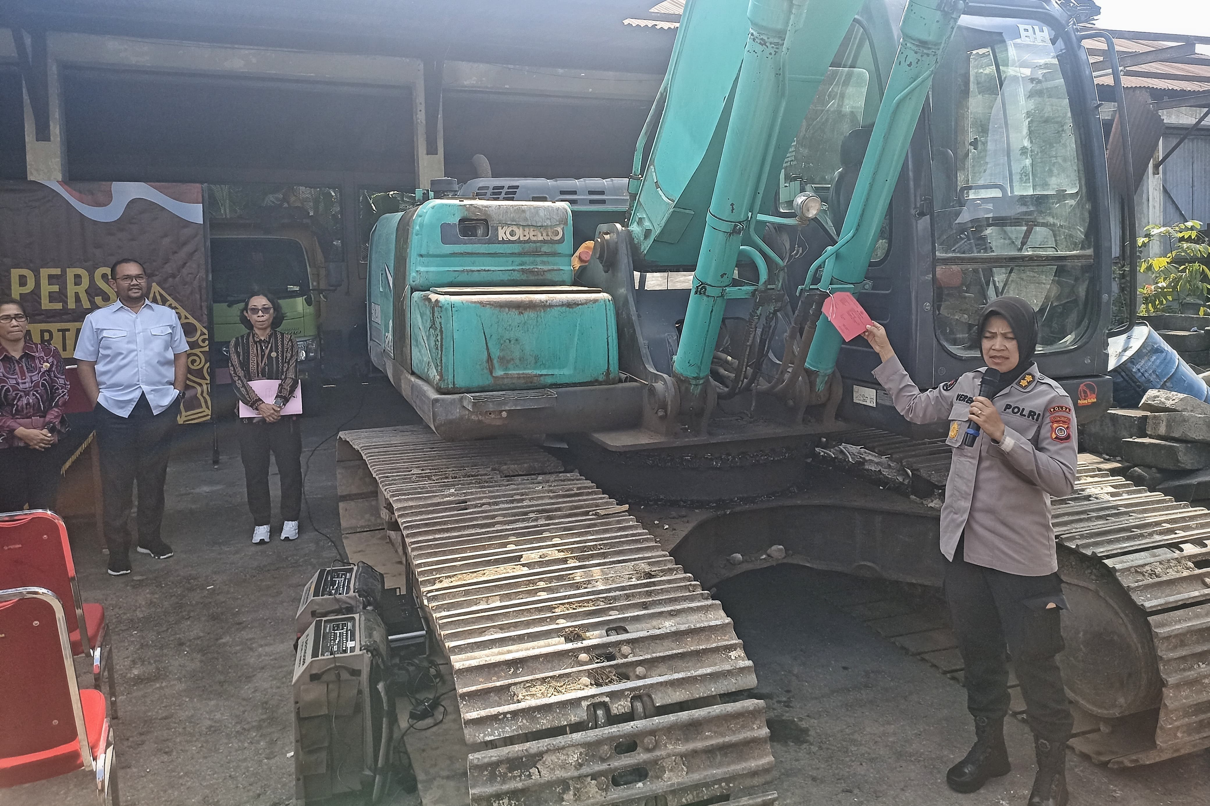 Jajaran Polda DIY dan Dinas PUPESDM DIY menunjukkan barang bukti kasus tambang ilegal Gedangsari, Gunungkidul di Kantor BP3 ESDM DIY, Senin (22/7/2024).