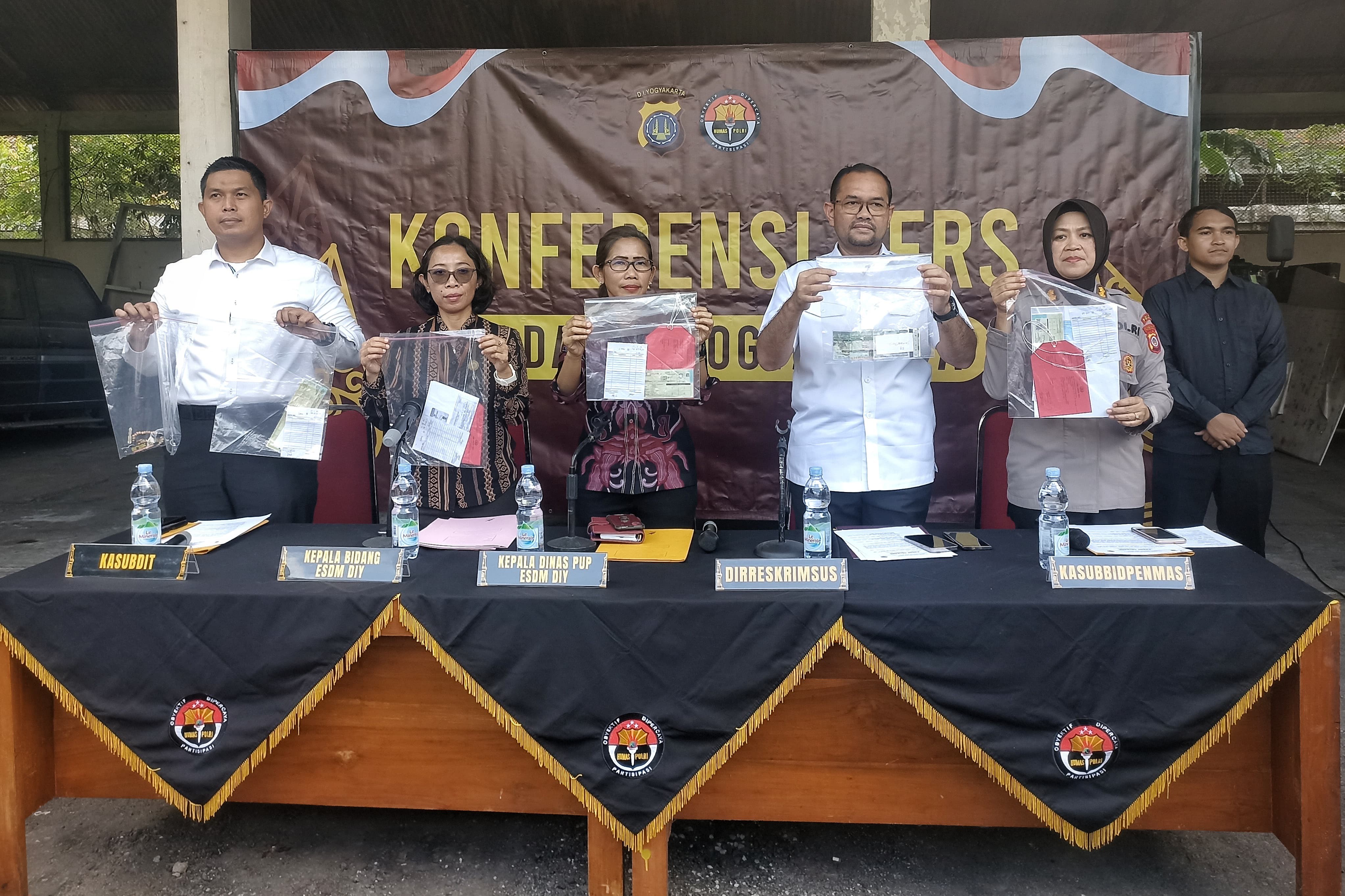 Jajaran Polda DIY dan Dinas PUPESDM DIY menunjukkan barang bukti kasus tambang ilegal Gedangsari, Gunungkidul di Kantor BP3 ESDM DIY, Senin (22/7/2024).