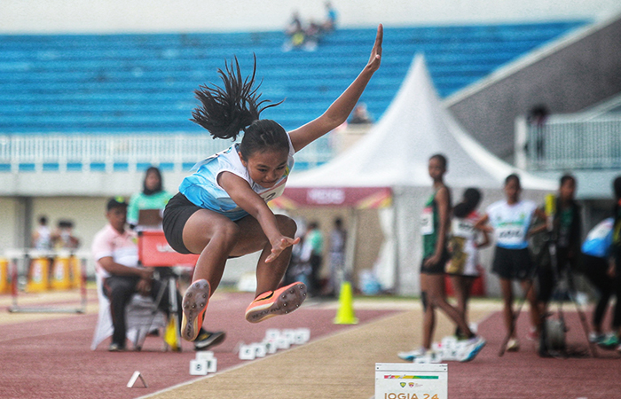 Aksi atlet cabang olahraga lompat jauh dalam Kejuaraan Nasional Atletik U-16 dan Indonesia Open U-18 Championship, di Stadion Mandala Krida, Kota Jogja.