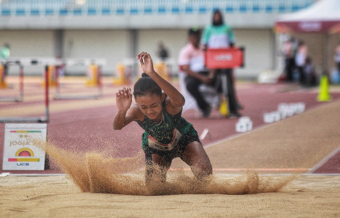 Aksi atlet cabang olahraga lompat jauh dalam Kejuaraan Nasional Atletik U-16 dan Indonesia Open U-18 Championship, di Stadion Mandala Krida, Kota Jogja