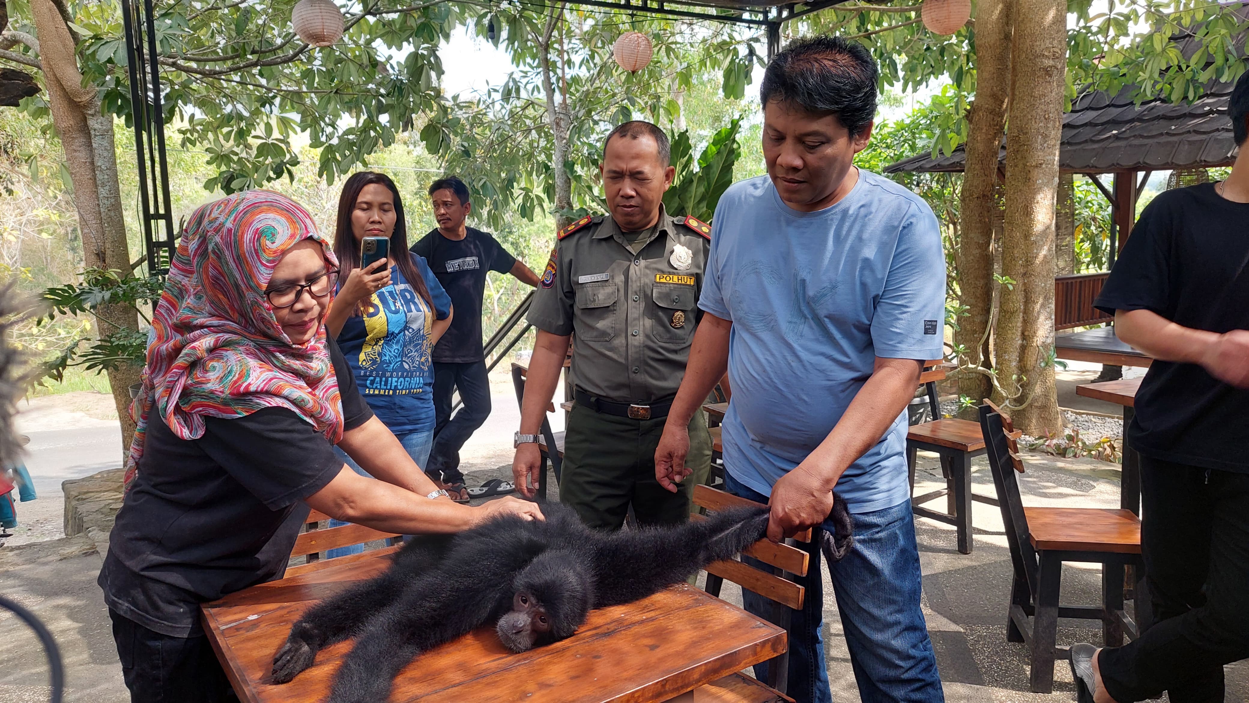 INTERAKSI: Keluarga Hari berinteraksi terkahir kalinya dengan satwa Siamang Rio.