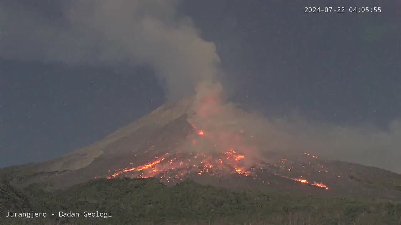 Awan panas guguran Gunung Merapi (22 Juli 2024) jam 04.04 WIB terpantau dari closed circuit television (CCTV) Jurangjero.   (Badan Geologi)