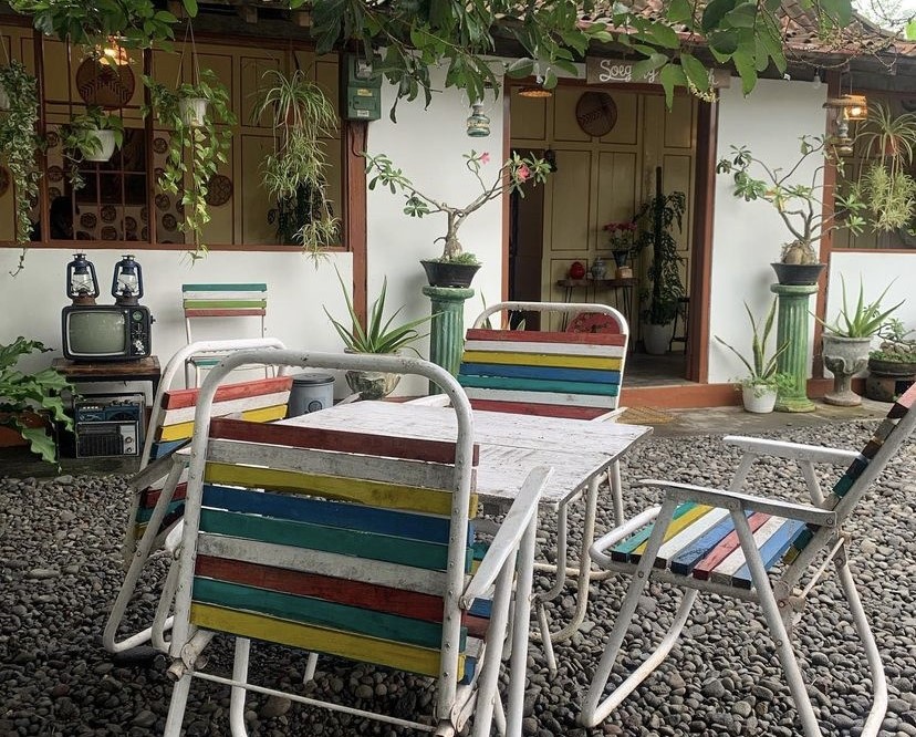 Menikmati pempek dengan nuansa jadul dan tempat yang aesthetic di Waroeng Pempek Cik Ana