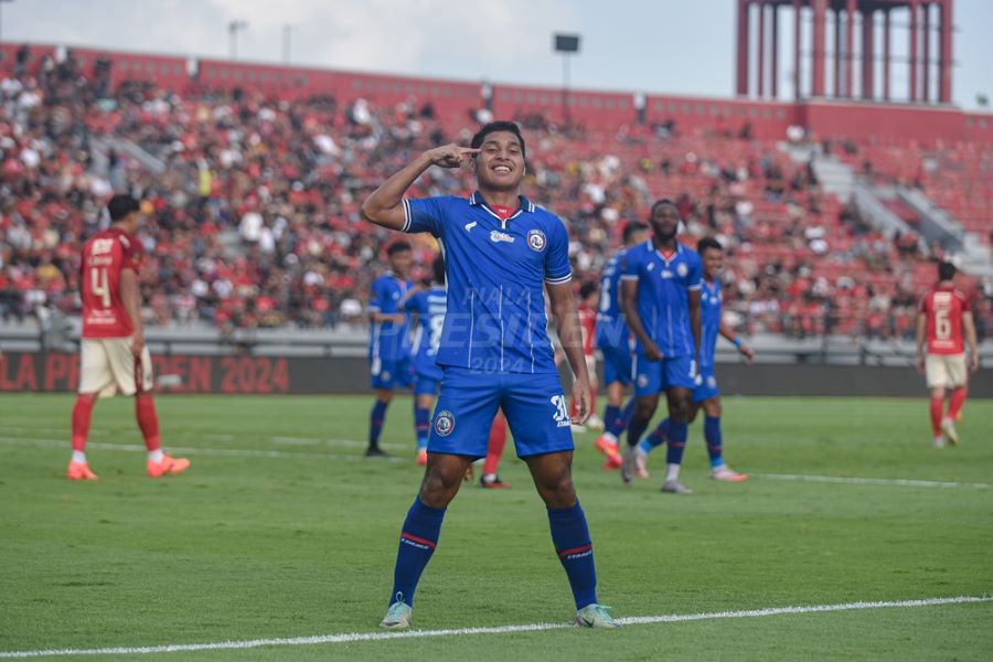 Selebrasi Salim Tuharea usai mencetak gol bali Arema FC ke gawang Bali United (pialapresiden.id)