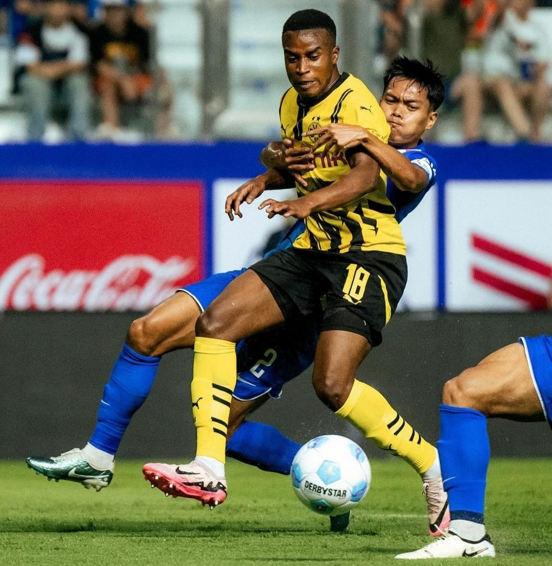 duel pemain Borussia Dortmund dengan pemain BG Pathum United (ig bvb09)
