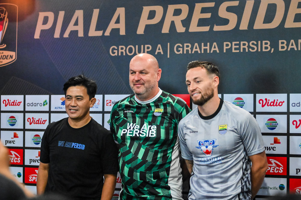 Bojan Hodak bersama Marc Klok jalani sesi pers pre-match Persib Bandung kontra Borneo FC (pialapresiden.id)