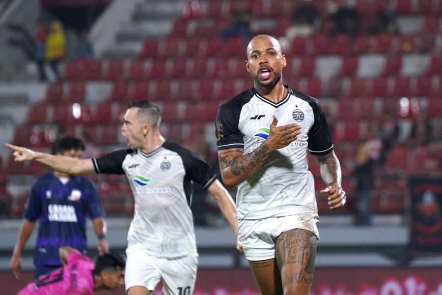 Selebrasi Gustavo Almeida usai mencetak gol ke gawang Madura United dan membalikkan keadaan untuk keunggulan Persija Jakarta (pialapresiden.id)