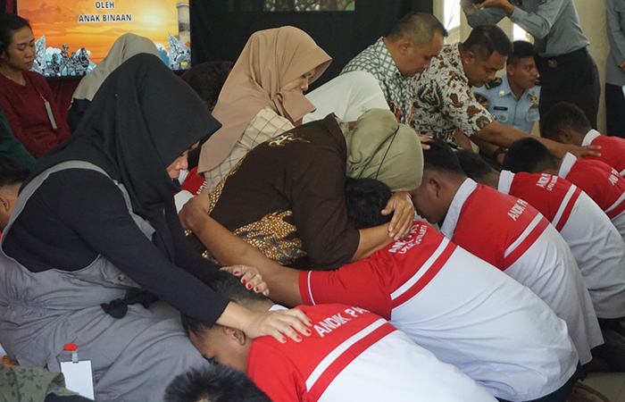 SUNGKEM: Sejumlah anak binaan pemasyarakatan saat menerima SK pengurangan masa tahanan atau remisi HAN 2024 di LPKA Kelas II Yogyakarta, (23/7).Kanwil Kemenkumham&nbsp;DIY