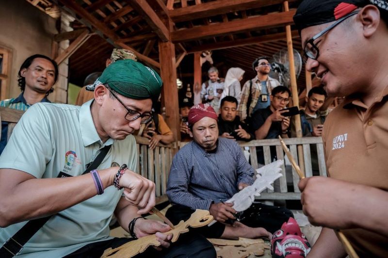 Kunjungan Menteri Pariwisata dan Ekonomi Kreatif (Menparekraf), Sandiaga Uno ke Desa Krebet.
