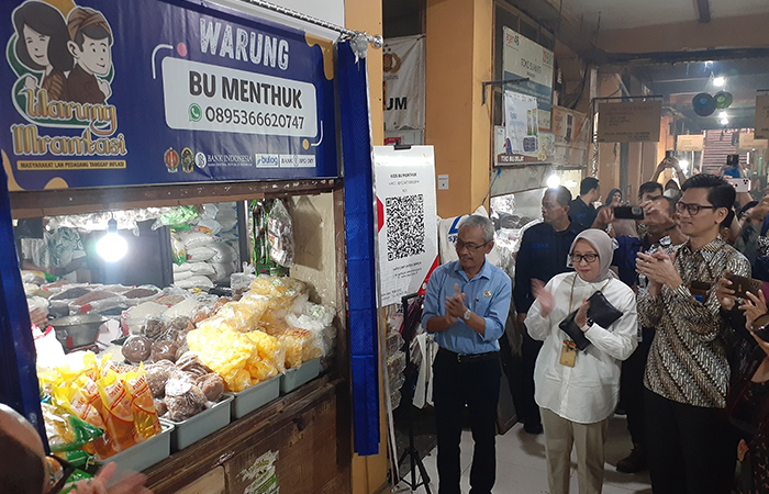 PEMBERDAYAAN: Suasana peresmian Warung Mrantasi yang dilakukan di Pasar Beringharjo, (23/7).IWAN NURWANTO/RADAR JOGJA