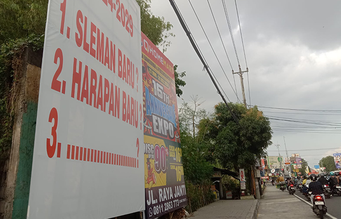 MENJAMUR: Baliho terkait Pilkada Sleman 2024 yang mulai dipasang dan mudah ditemui (23/7).Delima Purnamasari/Radar Jogja