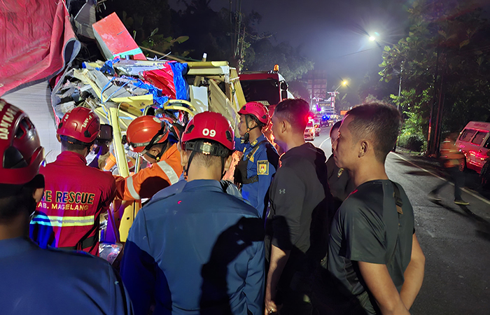 Truk colt diduga bermuatan overload hilang kendali dan menabrak tronton yang sedang berhenti di bahu jalan di perbatasan Magelang-Purworejo.