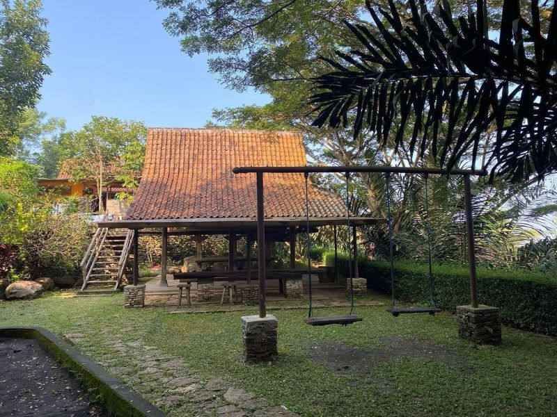 Restoran dengan makanan organic dan pernah dikunjungi Barack Obama, Bumi Langit Institute.