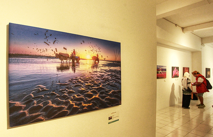 BERAGAM: Karya foto dari 23 negara yang ditampilkan di International Photo Exhibition di Galeri R.J Katamsi Institut Seni Indonesia (ISI) Yogyakarta (23/7).GUNTUR AGA TIRTANA/RADAR JOGJA&nbsp;