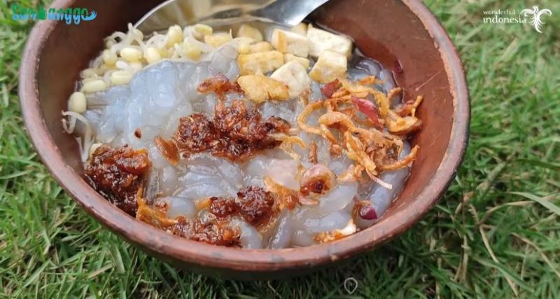Dawet pecel atau dawet sambel, kuliner khas Kulon Progo yang menggugah selera. Cosok dinikmati di siang hari, pelepas dahaga dan lapar.