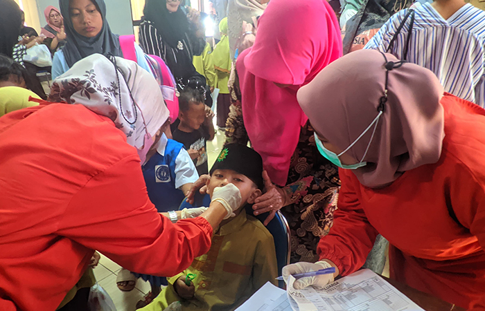CEGAH PENYAKIT: Pelaksanaan vaksinasi polio di Balai Kapanewon Semanu, Kabupaten Gunungkidul, (23/7).Andi May/Radar Jogja