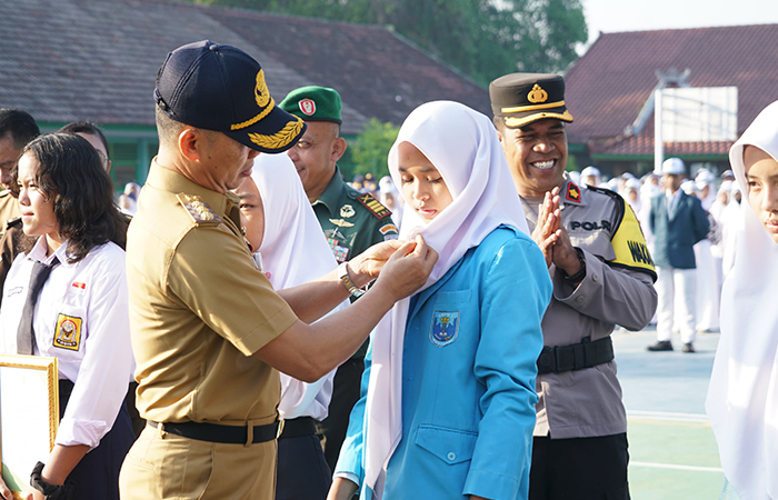 AMANAT: Bupati Gunungkidul Sunaryanta saat menyambangi SMAN 1 Semanu dalam rangka peringatan Hari Anak Nasional, (23/7).Dokumen Pemkab Gunungkidul