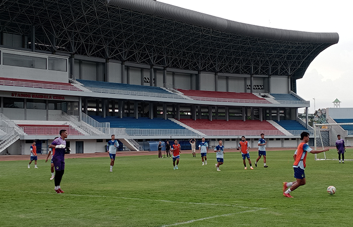 MATANGKAN PERSIAPAN: Para pemain PSIM Jogja saat menjalani latihan rutin di Stadion Mandala Krida.