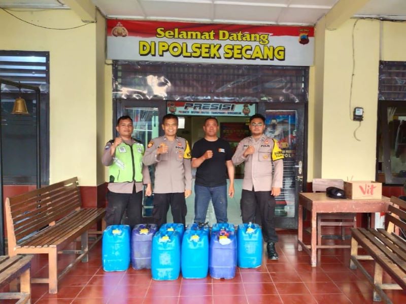 SITA MIRAS: Polisi menemukan sembilan jeriken berisi miras jenis ciu di salah satu rumah di Secang.