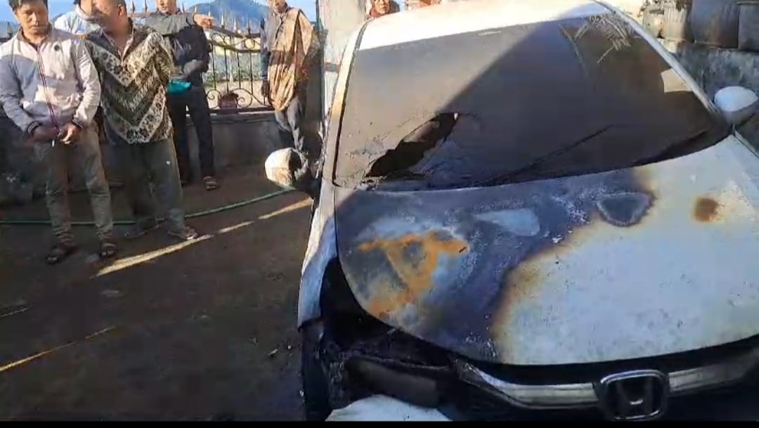 BEKAS TERBAKAR: Mobil Honda Brio milik warga Marongan, Kajoran dengan nomor polisi (nopol) AA 8678 DT ini diduga dibakar oleh orang tidak dikenal.