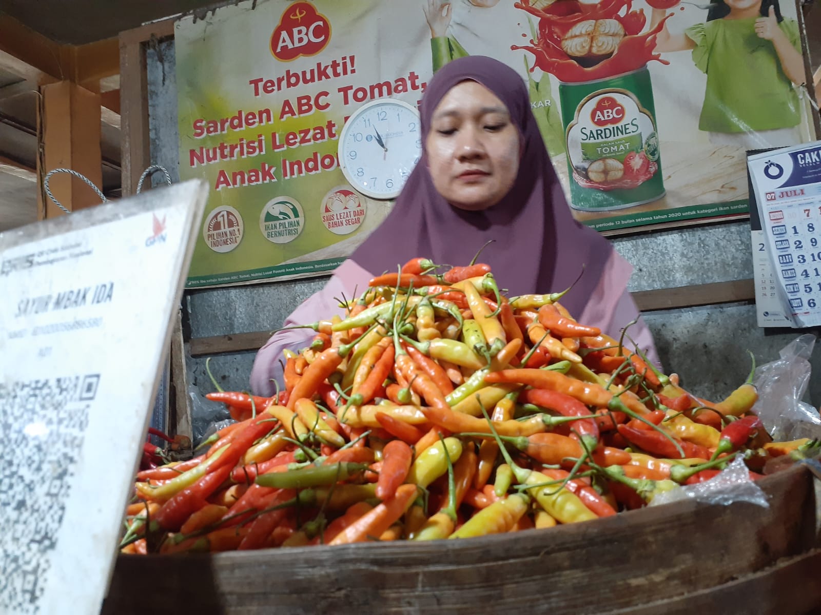 Salah satu pedagang bahan pokok di Pasar Beringharjo Ida Khabibah saat menunjukkan komoditas cabai yang saat ini harganya meroket pada Selasa (23/7).  (IWAN NURWANTO/Radar Jogja)