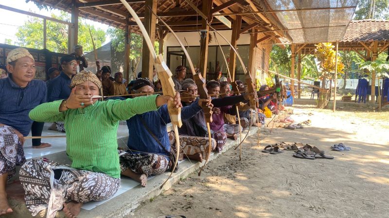 Warga dengan menggunakan pakaian Jawa mempraktikan Gladen Jemparingan di Jemparingan Sambi Sena yang merupakan salah satu rangakaian acara Atraksi Seni dan Budaya Desa Wisata Dusun Sambilegi Kidul