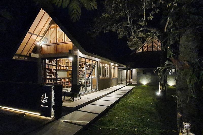 Suasana tenang untuk membaca buku di Melek Huruf