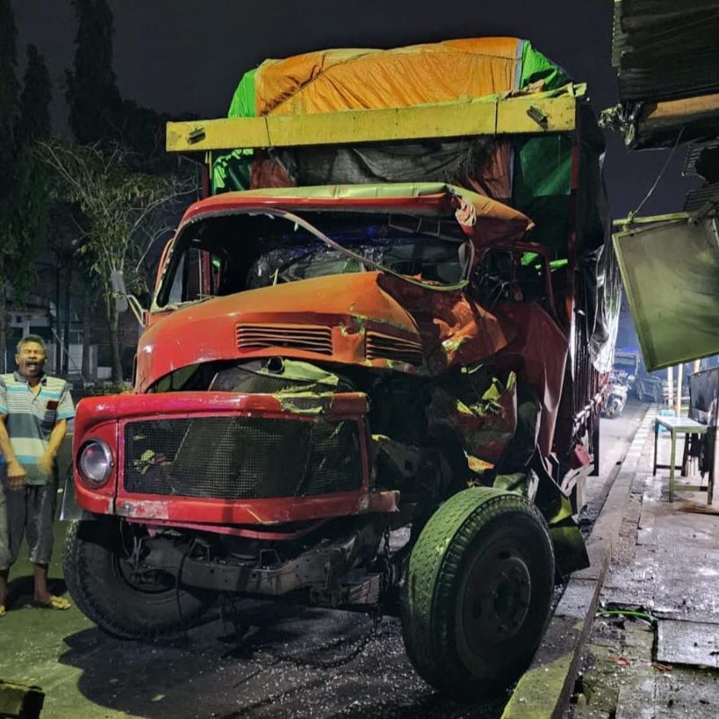 RUSAK: Truk Mercedes Benz menjadi biang kerok terjadinya laka karambol di Jalan Magelang-Jogja, Mungkid pada Rabu (24/7/2024) pukul 03.15.