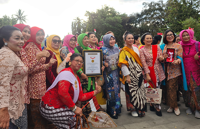 JAGA BUDAYA: Ribuan perempau mengikuti gelaran parade 1.000 wanita berkebaya dalam memperingati Hari Kebaya Nasional di Area Concourse, Kompleks Candi Borobudur, (24/7).NAILA NIHAYAH/RADAR JOGJA