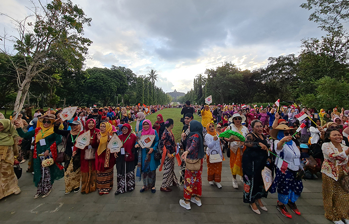 JAGA BUDAYA: Ribuan perempau mengikuti gelaran parade 1.000 wanita berkebaya dalam memperingati Hari Kebaya Nasional di Area Concourse, Kompleks Candi Borobudur, (24/7).NAILA NIHAYAH/RADAR JOGJA